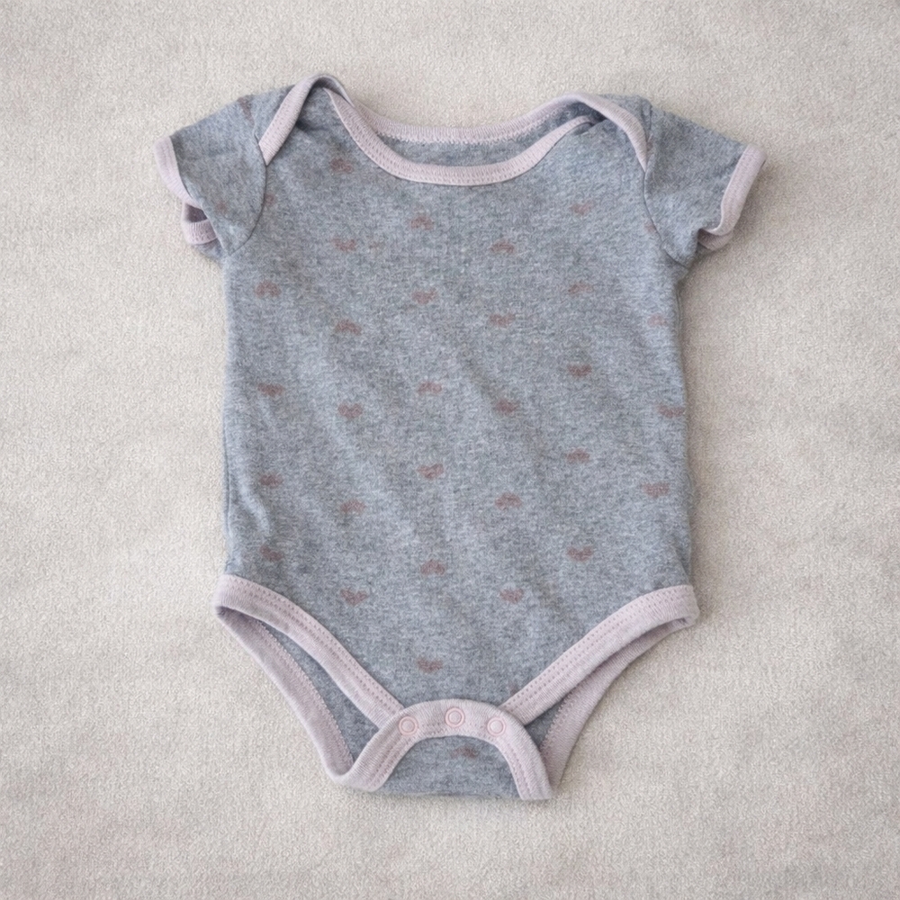 Betsey Johnson Baby Girl Gray Pink Heart Short Sleeve Onesie Bodysuit Size 9M